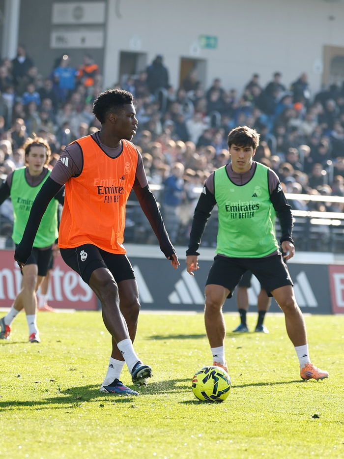 雷火体育 -包含冲刺阶段皇家马德里备战德甲;造点机会细节曝光;引发热议;轮换策略成焦点的词条